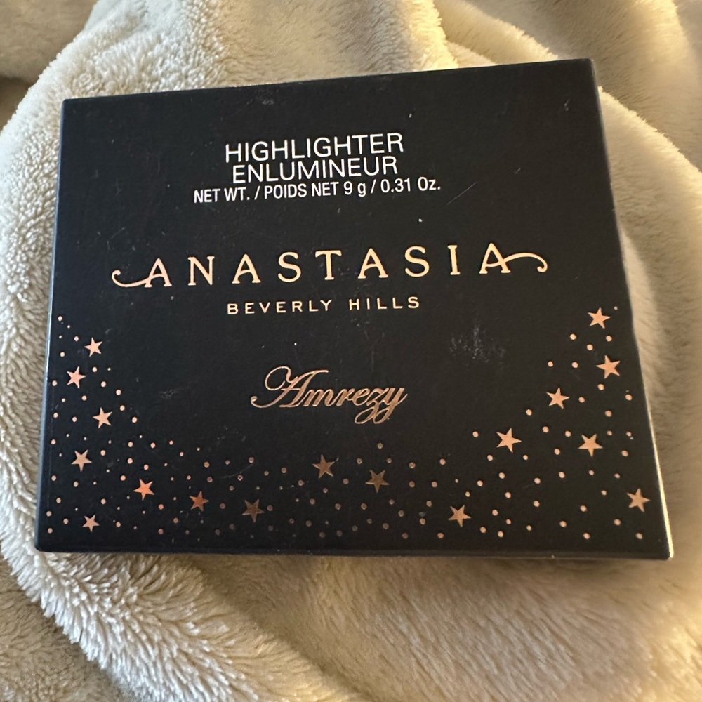 Anastasia Beverly Hills Amrezy Highlighter in Black and Gold